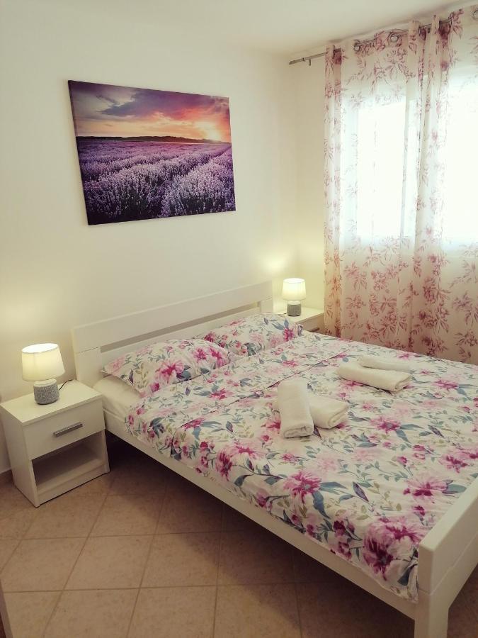 Apartment Vesna Vir Buitenkant foto